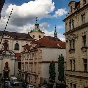 Hostal In School, Praga
